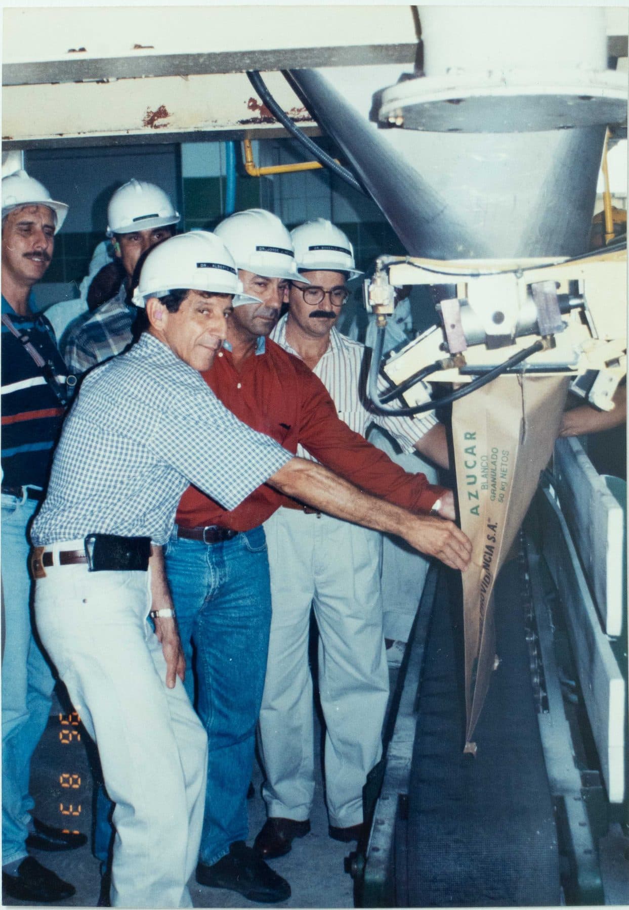 Trabajadores operando equipos industriales del Ingenio Providencia